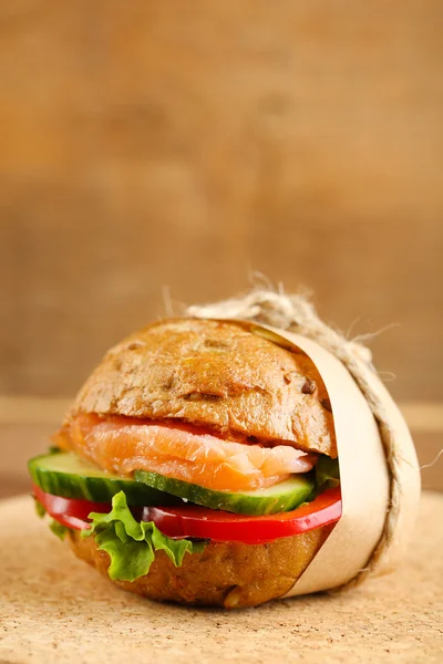 Sandwich au saumon sur fond de bois — Photo