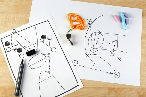 Schéma basketbal hra na list papíru a dřevěný stůl pozadí — Stock fotografie