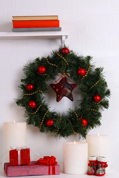 Decoração de Natal com grinalda na prateleira no fundo da parede branca — Fotografia de Stock