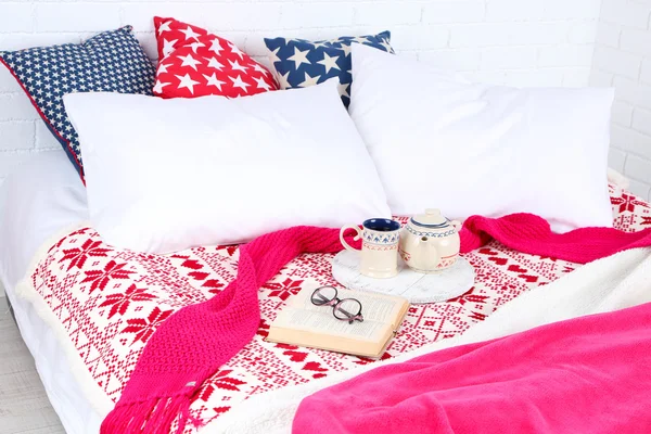 Buch und Tee im Bett aus nächster Nähe — Stockfoto