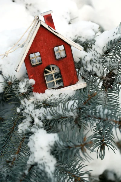 Cubierto de nieve y decoración navideña rama de abeto, al aire libre —  Fotos de Stock