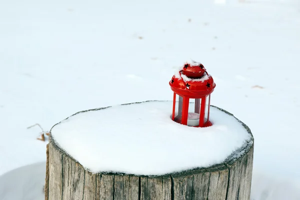 Lanterne décorative sur souche de bois sur fond de neige — Photo