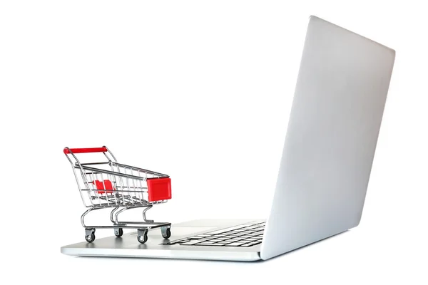 Laptop met kleine winkelwagentje geïsoleerd op witte achtergrond — Stockfoto
