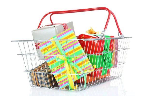 Panier en métal plein de boîtes cadeaux isolées sur blanc — Photo