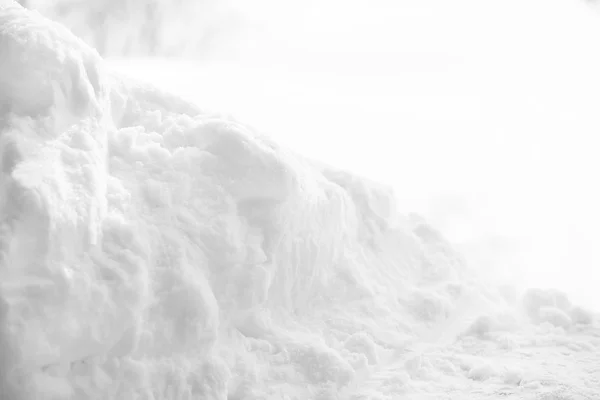 Schneeverwehungen mit verschwommenem Hintergrund — Stockfoto