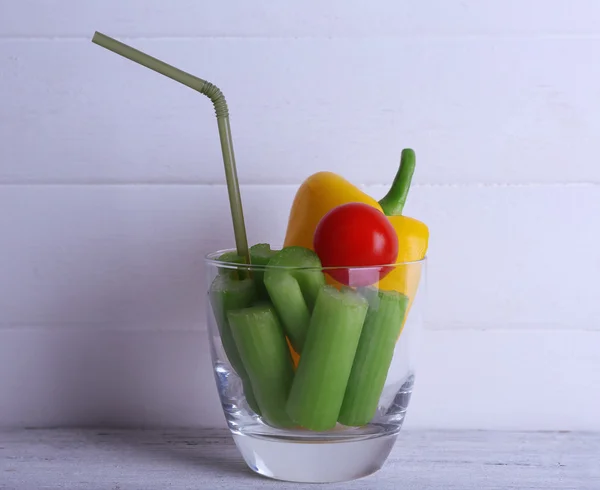 Λαχανικά σε ποτήρι με σωλήνα σε ξύλινες σανίδες φόντο χρώμα — Φωτογραφία Αρχείου