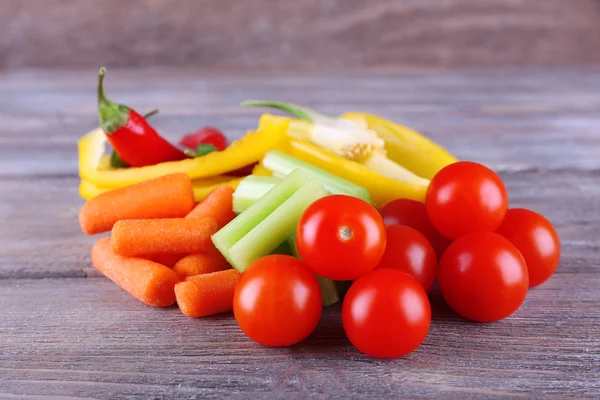 Fresh vegetables on rustic wooden planks background — Stock Photo, Image