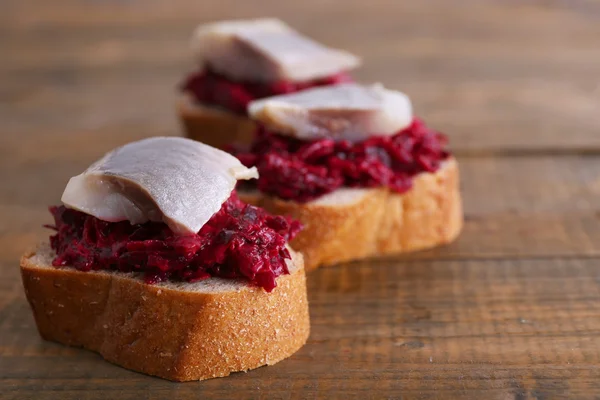 Herring with beets on rye toasts — Stock Photo, Image