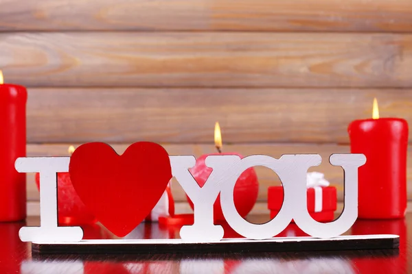 Presente romântico com velas — Fotografia de Stock