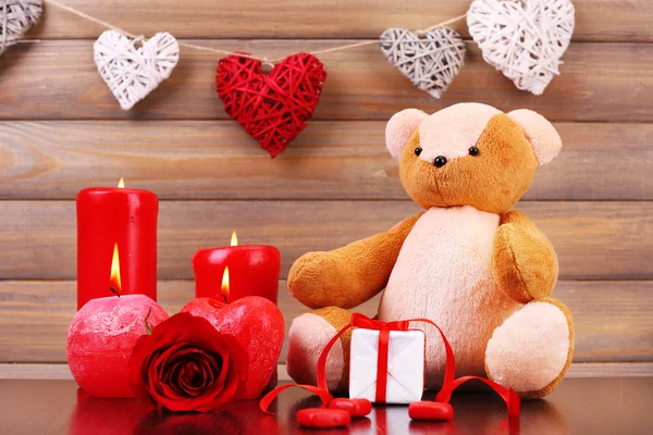 Regalo romantico con candele — Foto Stock