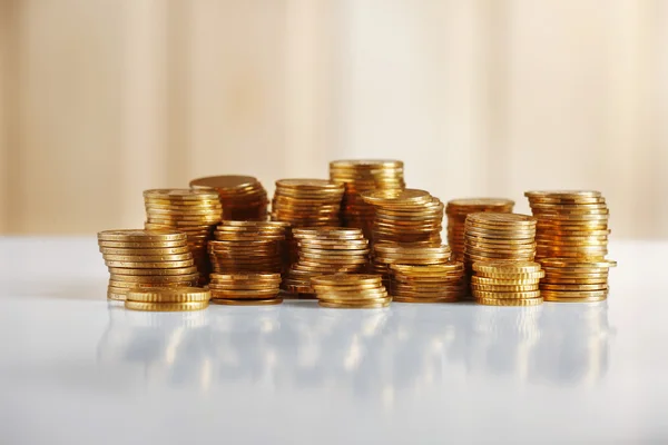 Pilha de moedas em fundo claro — Fotografia de Stock