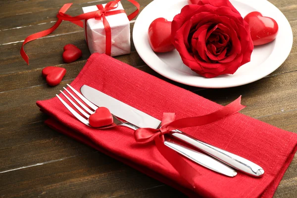 Świąteczny stół ustawienie na Walentynki — Zdjęcie stockowe