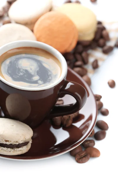 Delikatne kolorowe makaroniki i czarną kawę w kubek na białym tle — Zdjęcie stockowe