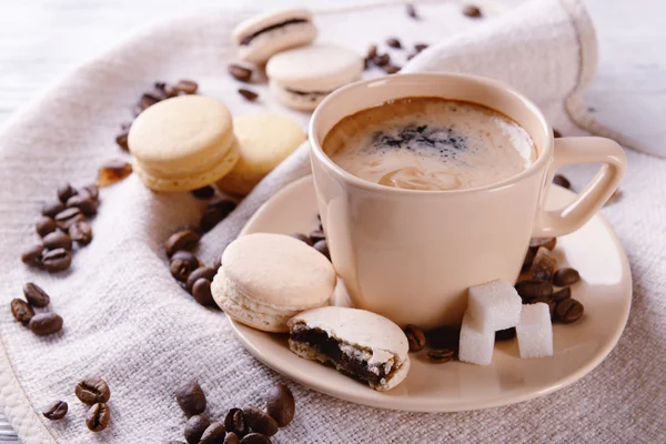 Απαλή πολύχρωμο macaroons και καφέ σε κούπα σε ξύλινα φόντο χρώμα — Φωτογραφία Αρχείου