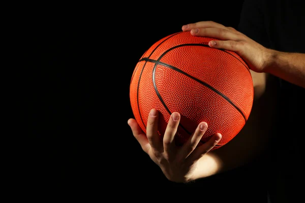 Баскетболіст тримає м'яч — стокове фото