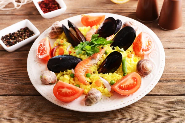 Paella de fruits de mer sur assiette sur table close-up — Photo