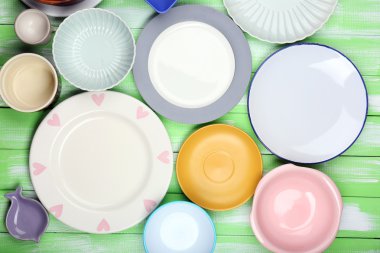 ahşap zemin üzerinde farklı yemek takımı