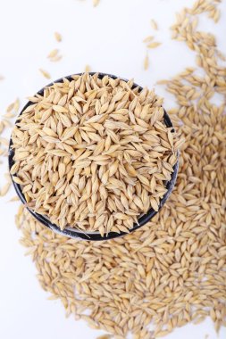 Yulaf metal kupa üzerinde beyaz izole