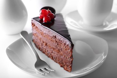 Nefis çikolatalı kek tabakta, açık arkaplanda.