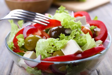 Cam tabak içinde Yunan salatası