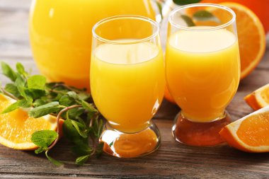 Bardak portakal suyu ve ahşap masa arka plan dilimleri