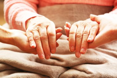 Yaşlı ve genç elele