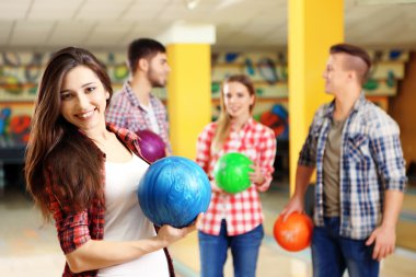 Bowling kulübündeki arkadaşlarının portresi.