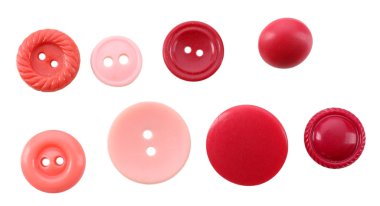 Beyazda izole edilmiş renkli dikiş düğmeleri