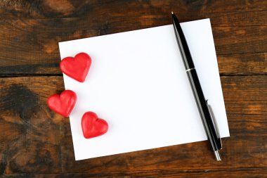 Kalpleri ve kalem rustik ahşap masa arka plan üzerinde boş sayfaya