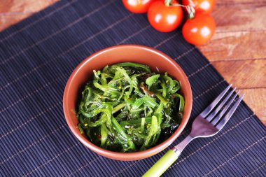 Yosun Salata domates bambu Hasır arka plan üzerinde kase