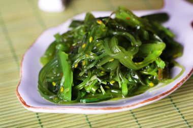 Plaka bambu Hasır arka plan üzerinde yosun salata