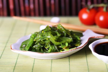 Yosun Salata plaka üzerinde arka plan bambu