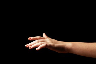 Koyu arka plan üzerinde el