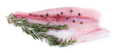 Biber ve biberiye dal üzerinde beyaz izole ile Pangasius fileto