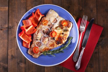 Pangasius fileto baharat ve sebzeler üzerinde ahşap masa arka plan ile tabak