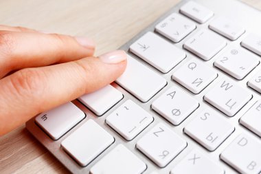 El ile ahşap masaüstü arka planı üzerinde klavye