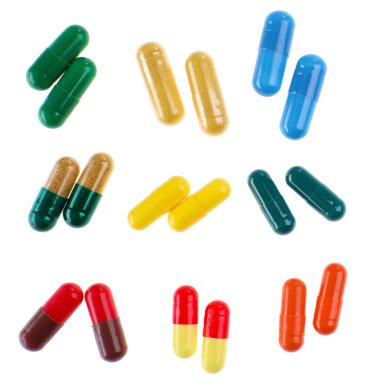 Beyaz arka plan üzerinde izole farklı renkli hapları