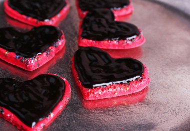 Kalp şeklinde kurabiye metal tepsi zemin üzerine çikolata kaplı