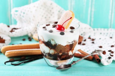 Leziz tiramisu tatlı renk ahşap arka plan üzerinde cam