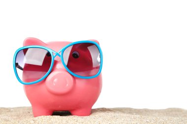 Kum, beyaz arka plan üzerinde üzerinde güneş gözlüğü ile Piggy banka