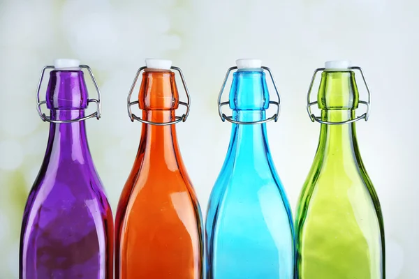 Барвисті пляшки на світлому фоні — стокове фото