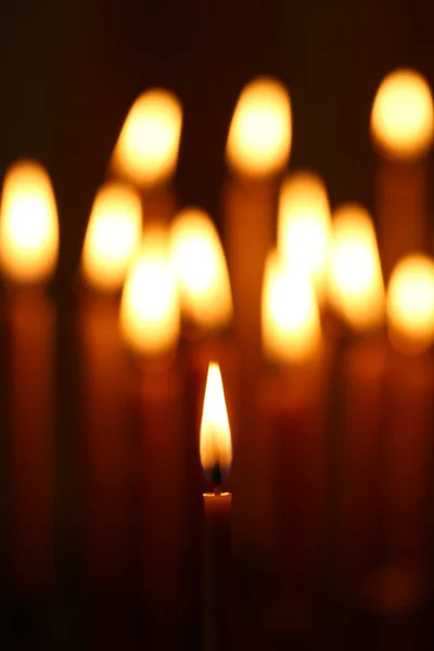 Kaarsen in kerk — Stockfoto