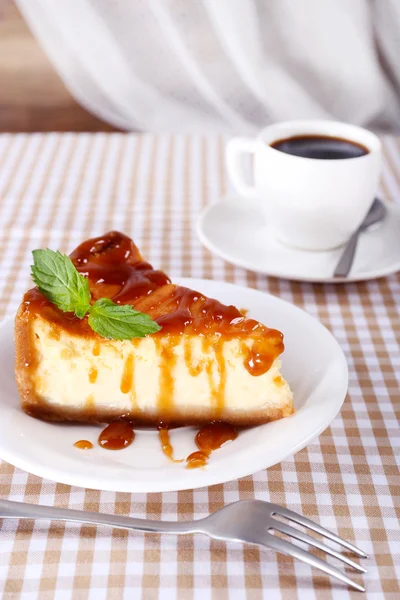 Bolo de queijo e xícara de café na toalha de mesa no fundo da cortina — Fotografia de Stock