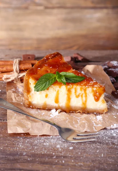 Kağıt ahşap duvar arka plan üzerinde ahşap masa üzerine pudra şekeri ile peynir pasta — Stok fotoğraf