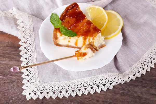 Gâteau au fromage dans une assiette sur une serviette — Photo