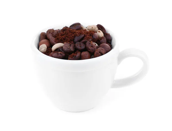 Taza de granos de café aislados en blanco — Foto de Stock