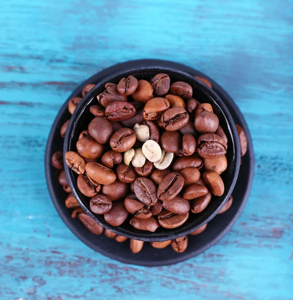 Kaffeebohnen in weißer Keramiktasse — Stockfoto