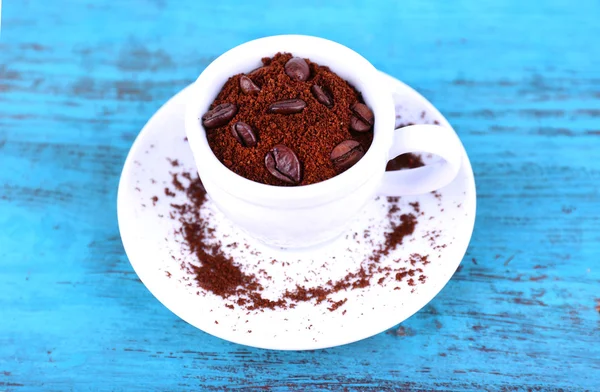 Granos de café en taza de cerámica blanca — Foto de Stock