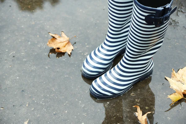 Nő a csizma, esős napon — Stock Fotó