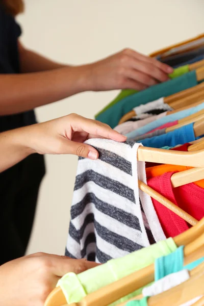 Ropa de moda en estantes —  Fotos de Stock